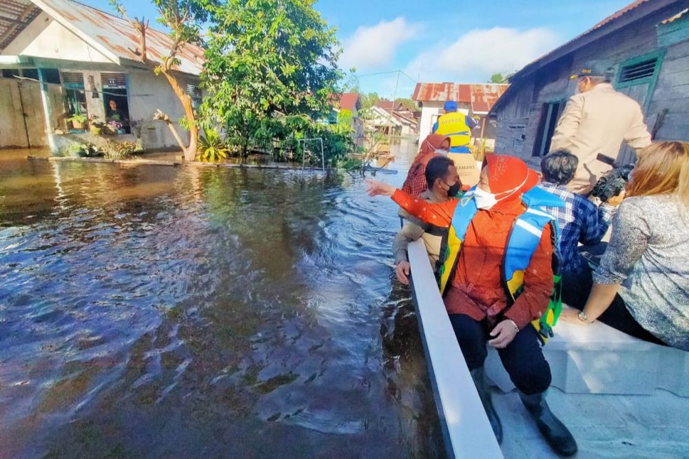 Gunakan Perahu, Risma Salurkan Bantuan Ke Korban Banjir Langkai
