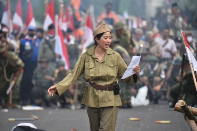 Parade Surabaya Juang, Olivia Zalianty Bacakan Puisi Karya Gus Mus