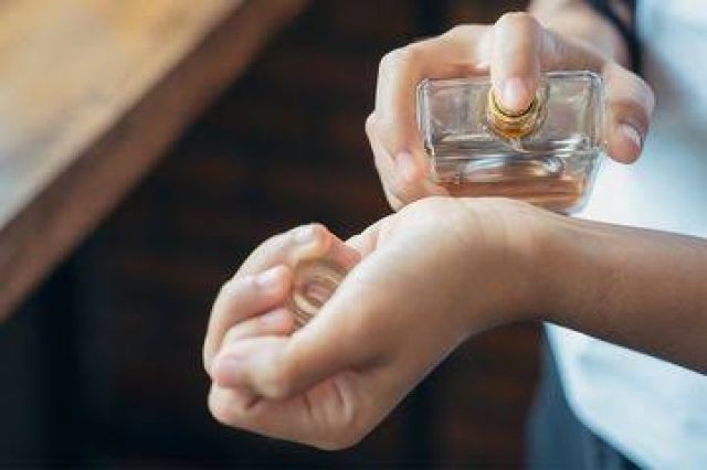 Hukum Menggunakan Parfum Ber Alkohol Saat Sholat