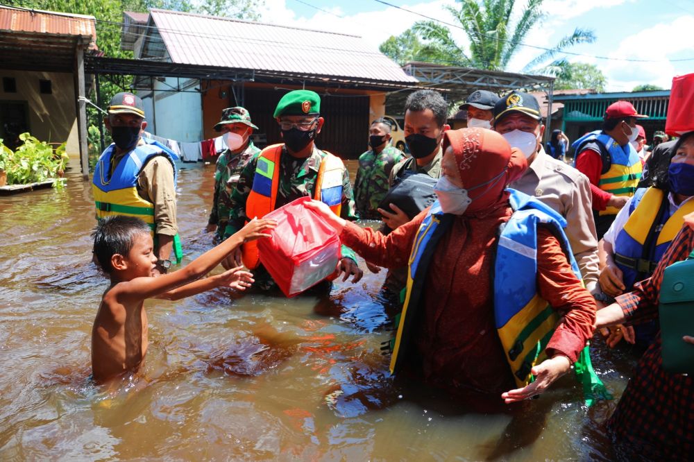 Antisipasi Dampak La Nina, Risma Ajak Warga Tepi Sungai Kapuas Siaga