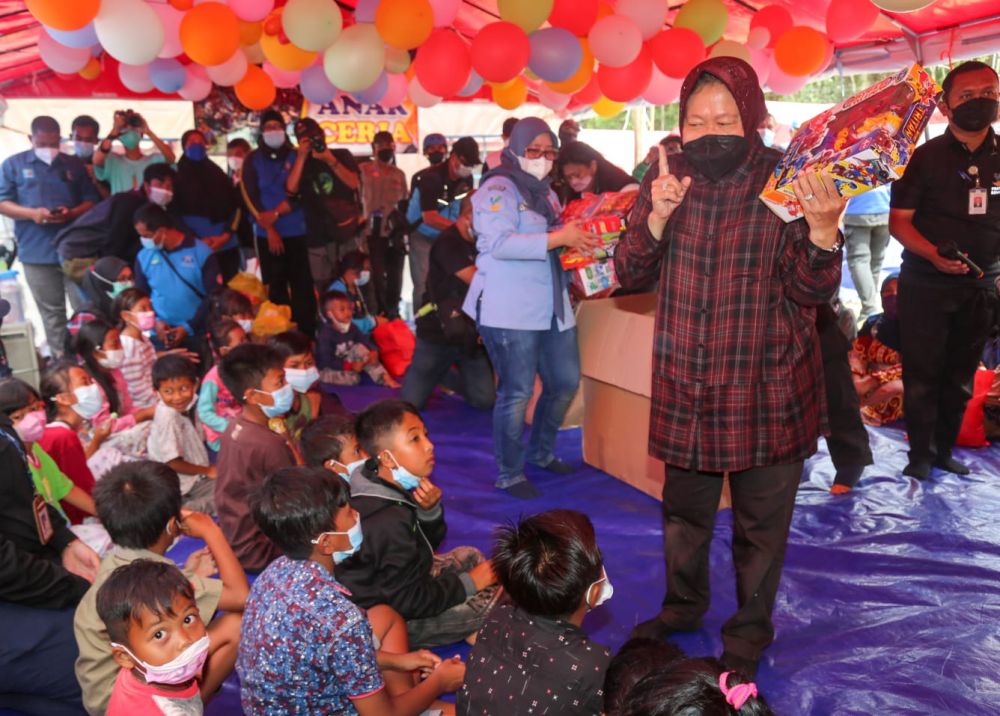 Di Pengungsian Korban Semeru, Risma Ajak Nyanyi Anak Dan Beri Hadiah 