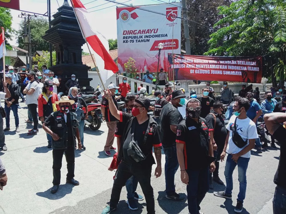 Arek Suroboyo tolak Deklarasi "KAMI" di Gedung Juang45 Surabaya