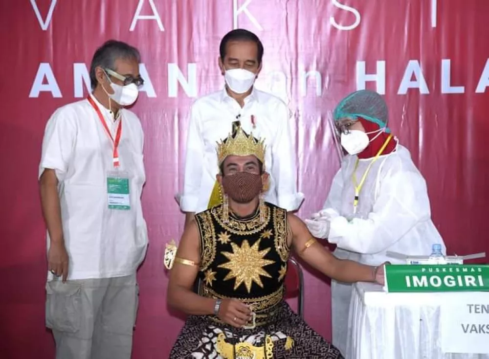 Disaksikan Jokowi, Gatot Kaca Ikut Di Vaksin Covid-19