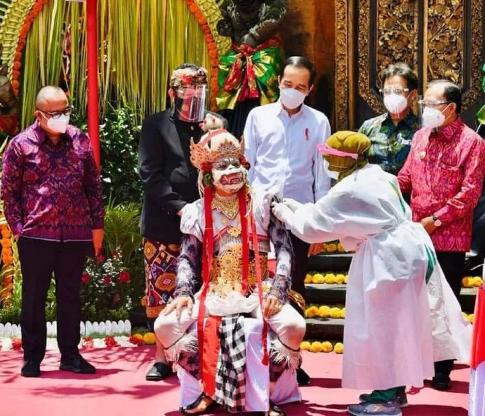 Ada Hanoman Di Suntik Vaksin, Jokowi : "Kita Harap Pariwisata Bangkit"