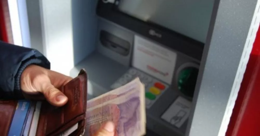 Ilustrasi penarikan uang melalui mesin ATM ©Katadata