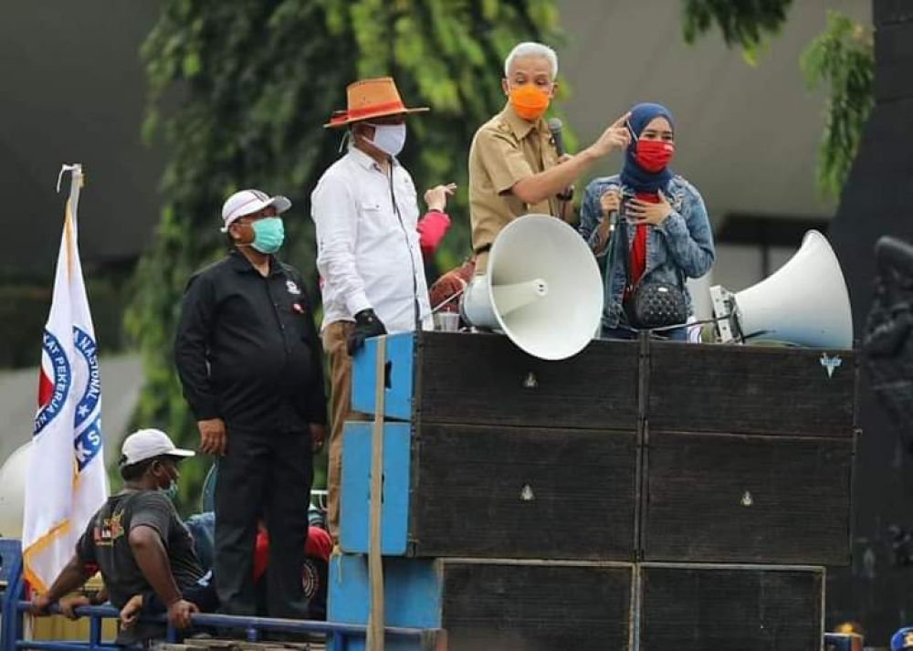 Temui Pendemo Didepan Kantornya,Ganjar Minta Pendemo Tertib