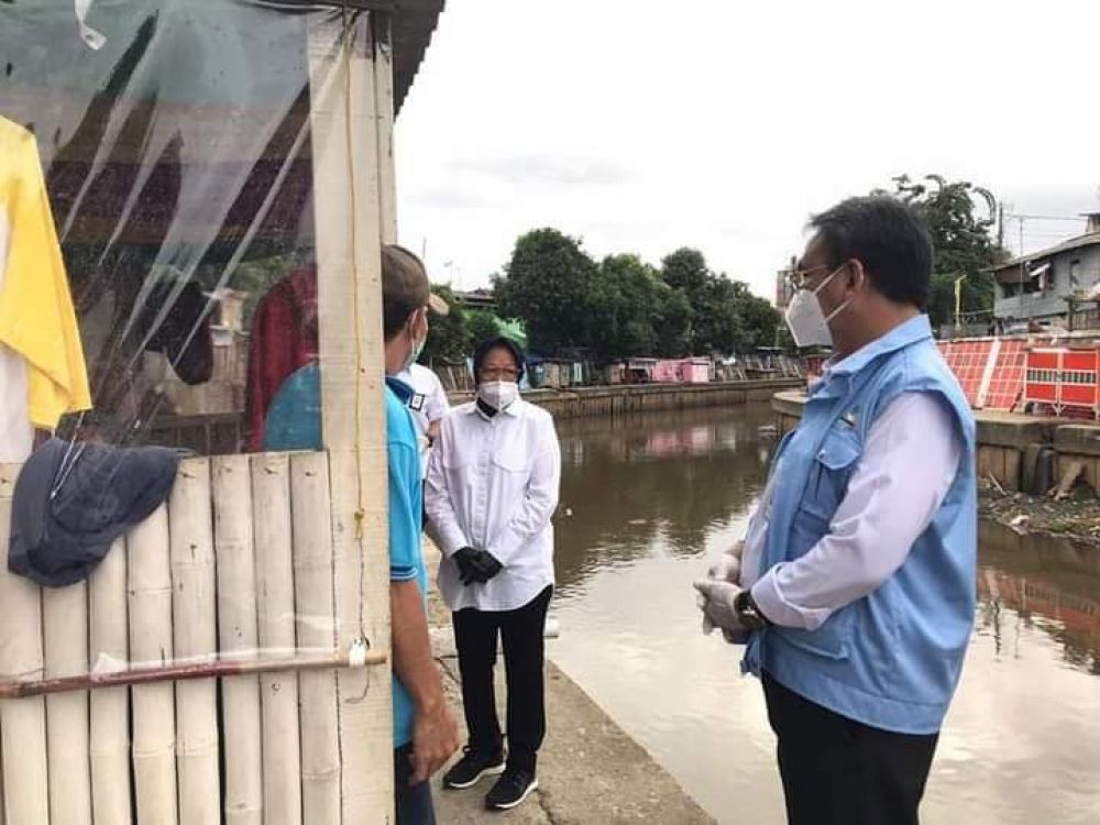 Hari Pertama Ngantor,Risma Blusukan Di Bentaran Kali Ciliwung