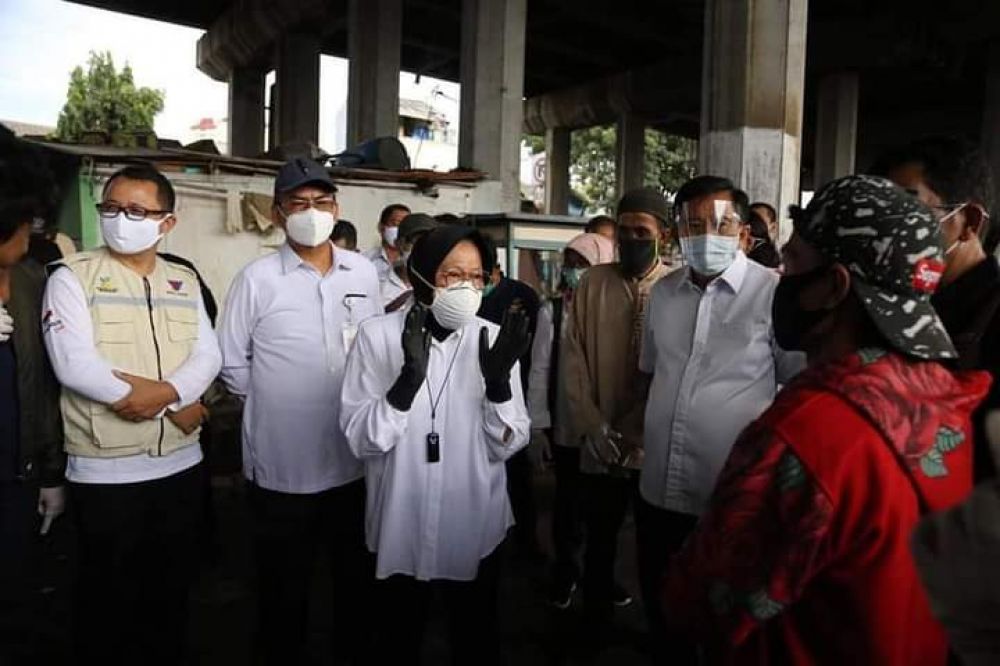 Risma Dorong Penghuni Kolong Tol,Melalui Usaha Mikro Warung Pecel Lele