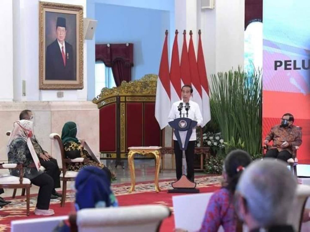 Berikan Bansos,Jokowi Sampaikan Tak Ada Potongan Untuk BST