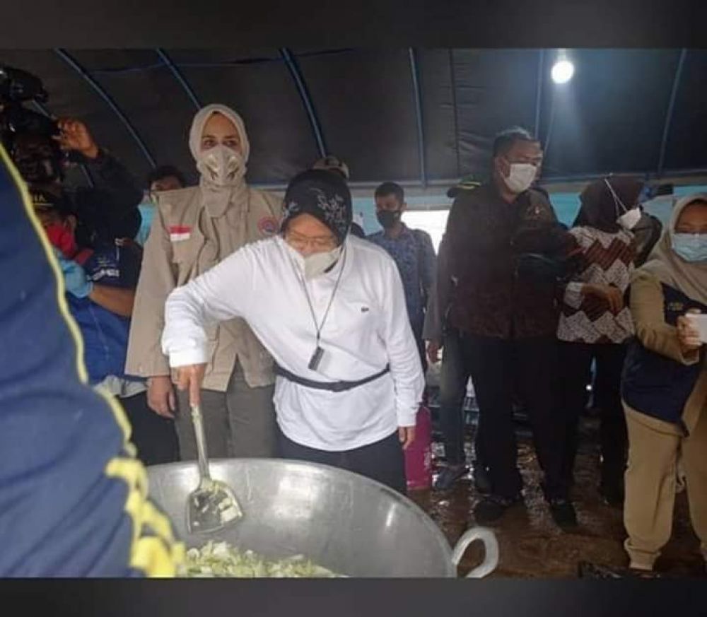 Tak Hanya Ikut Masak,Risma Juga Ikut Bungkus Nasi Untuk Korban Semeru