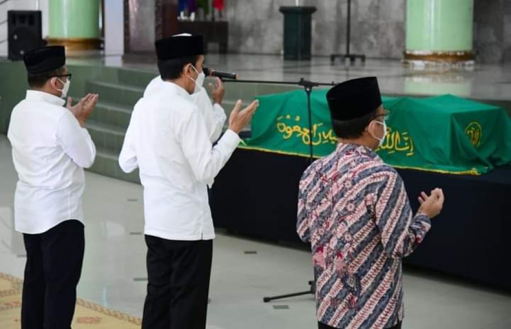 Jokowi, Turut Sholati Almarhum Artidjo Alkostar Di Masjid Ulil Albab