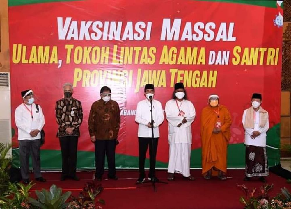 Jokowi Tinjau Vaksinasi Massal Tokoh Lintas Agama Di MAJT