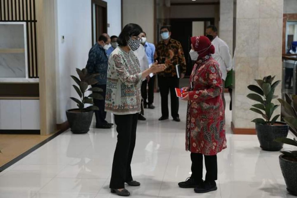 Risma Kunjungi Sri Mulyani, 2 Srikandi Ini Bahas Bansos 2021