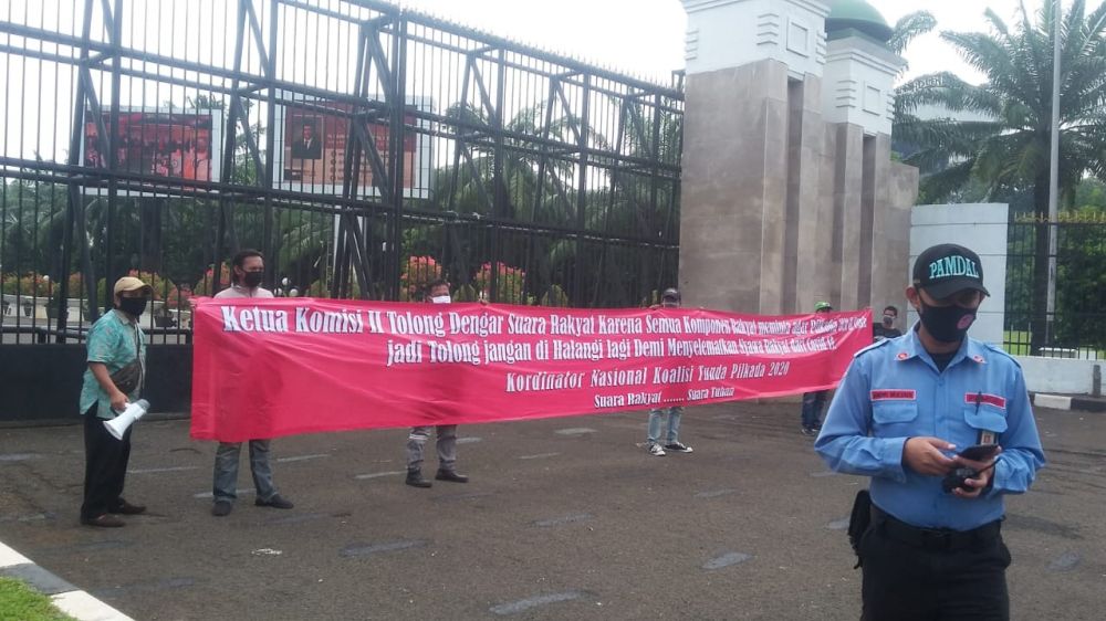 KTP aksi damai di gedung DPR,menuntut tunda PILKADA