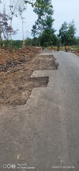 Proyek Jalan Di Simpang  Empat,Diduga Dikerjakan Secara Asal Asalan