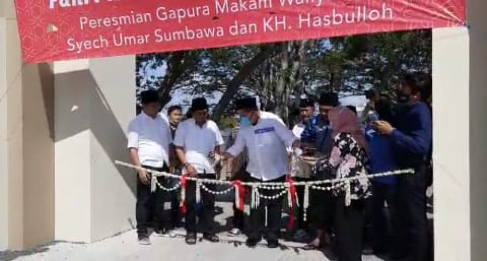 Fahri Hamzah Resmikan Gapura Makam Syeh Umar