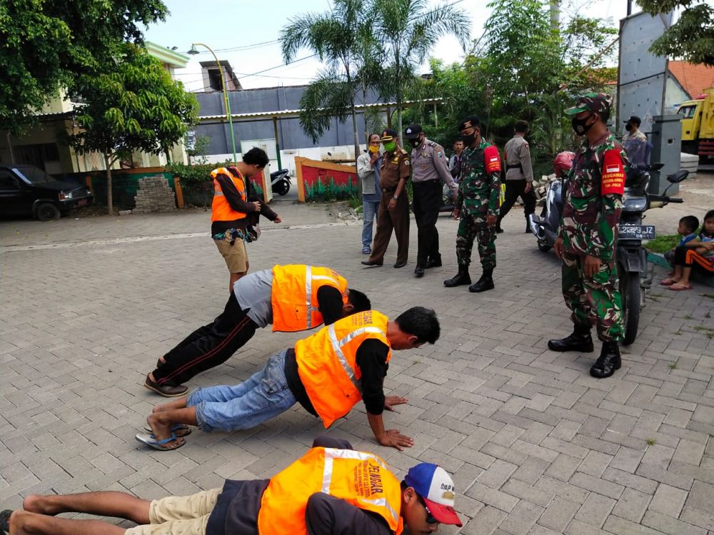 Operasi Prokes Di Cerme Gresik,15 Orang Disanksi Push Up