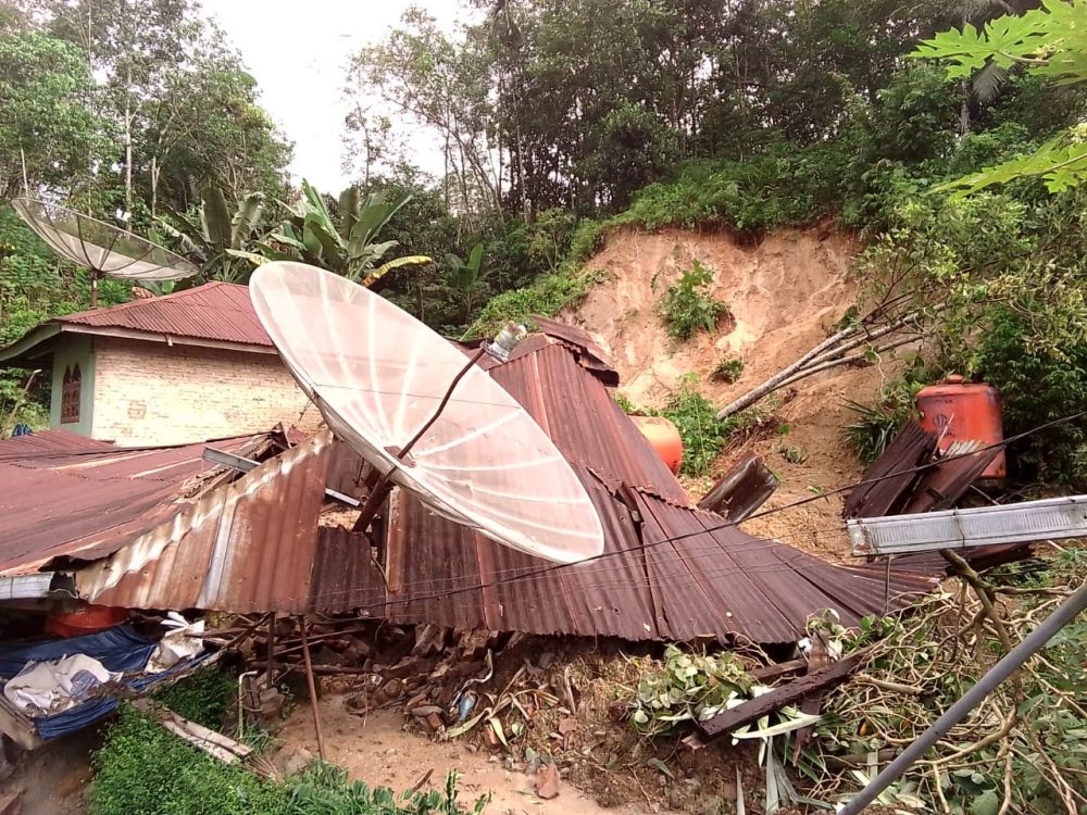 Hujan Deras,Akibatnya 50 Rumah Rusak 4 Tertimbun Longsor Di Simalungun