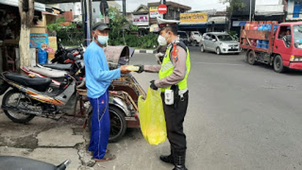 Di Jum'at Berkah Berbagi,Kapolsek Tegalsari Juga Ingatkan Prokes