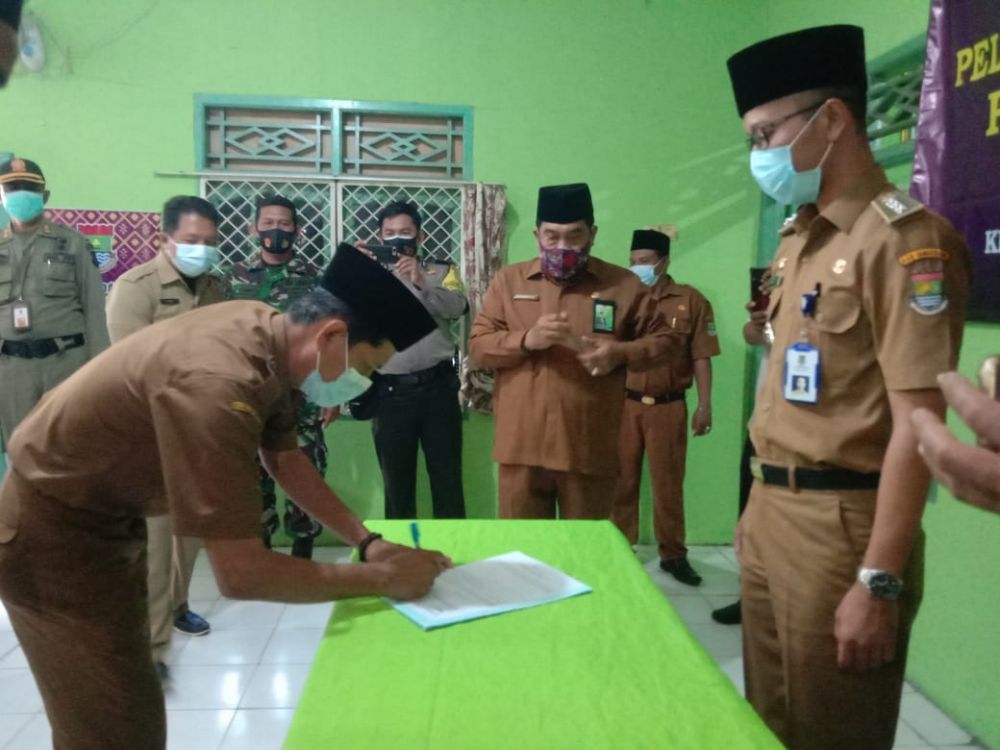 Serah Terima Jabatan Kades Plh Kepada Pj Kades Lebak Wangi