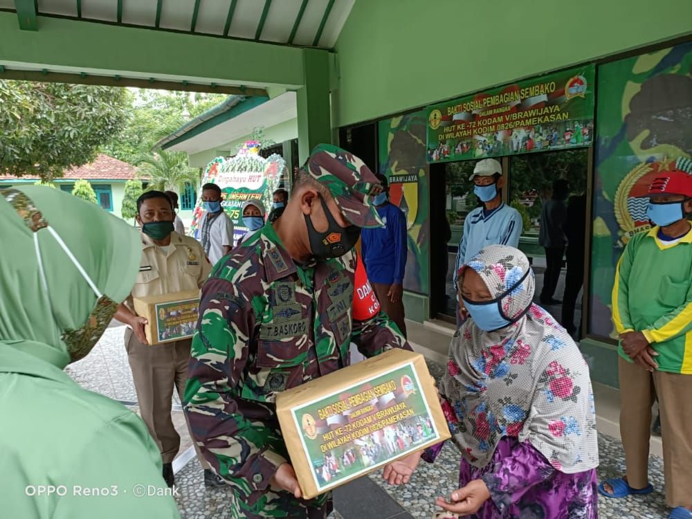 Kodim Pamekasan Bagikan 500 Paket Sembako,Di Hari Juang Dan HUT Kodam