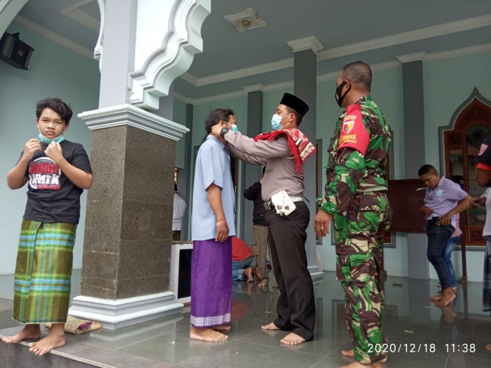 Jum'at Berkah,Kapolsek Pakal Berbagi Masker Di Masjid Ulul Ubab