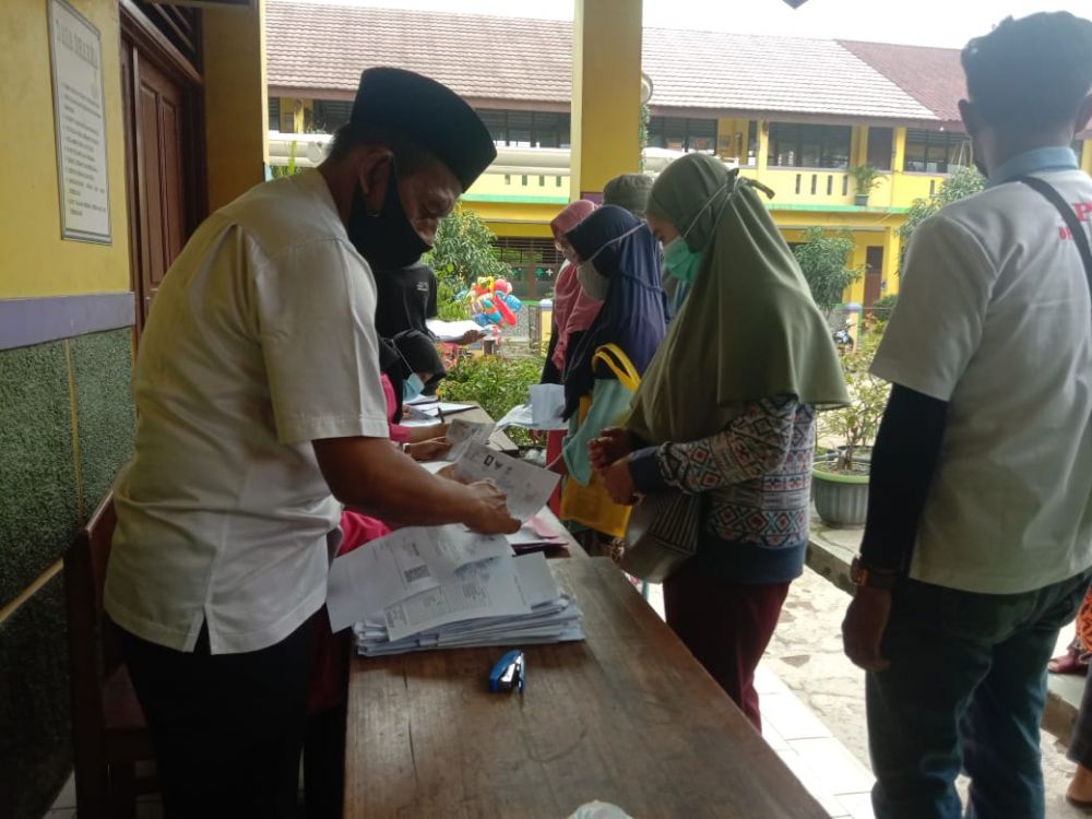 Kemensos Gandeng PT POS Salurkan BST Tahap 10 Di Desa Karet