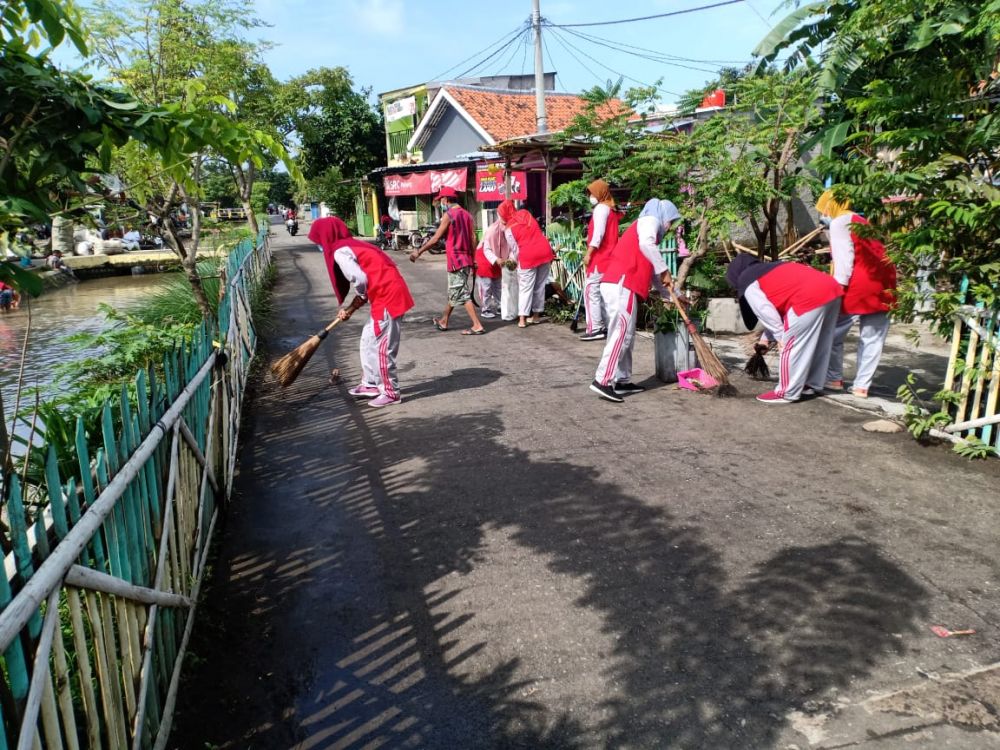 Pemdes Kayu Bungkuk Kerja Bakti Bersama PKK Di HSN 2021