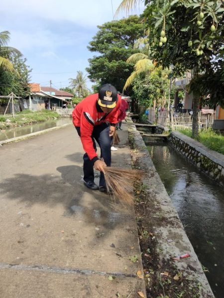 Peringati Hari Sampah Nasional, Pemdes Gunung Sari Lakukan Kerja Bakti