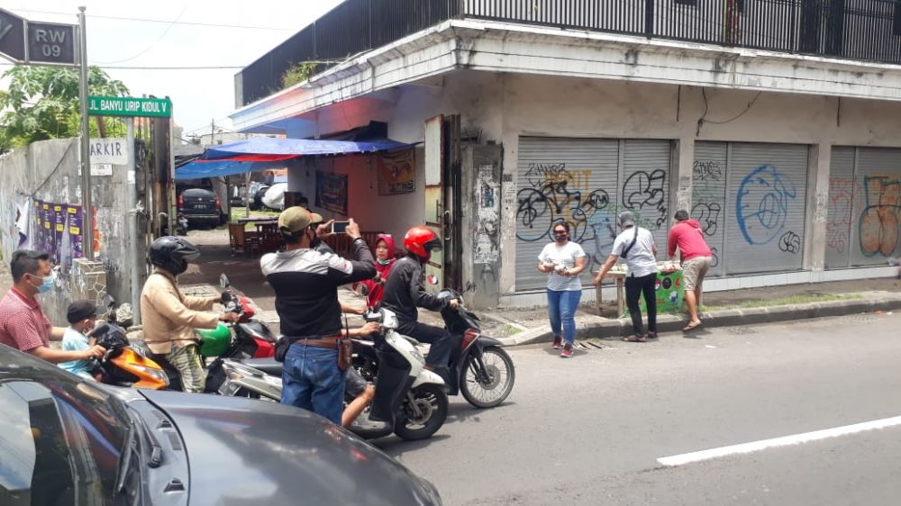 Jum'at Berkah, Wartawan Rakyat-Demokrasi Berbagi Nasi Bungkus