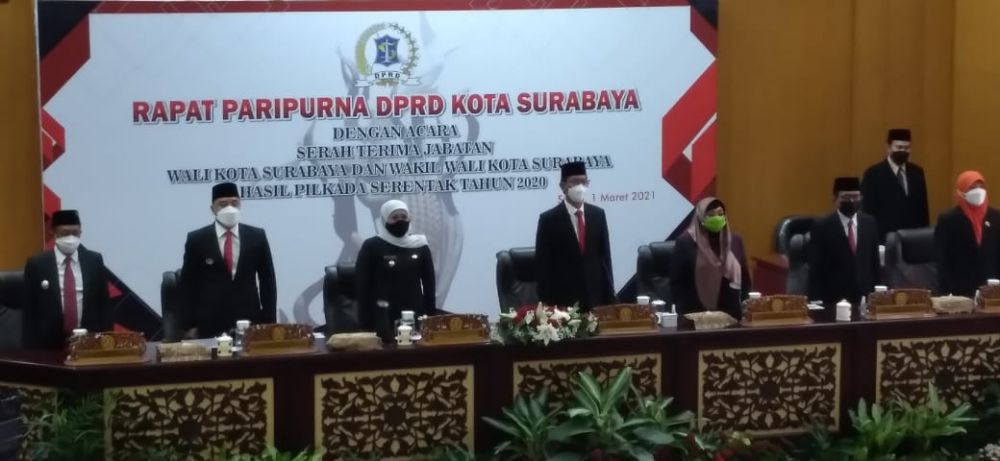 Kofifah Hadiri Sertijab Eri Cahyadi-Armudji Di Gedung DPRD Surabaya