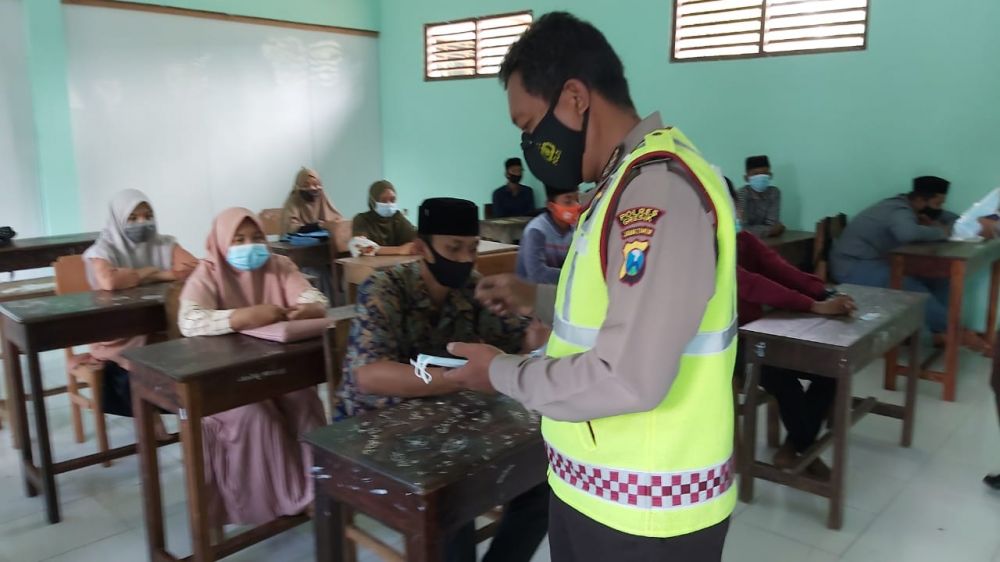 Polres Gresik Bagikan 250 Masker Ke Ponpes Mambaul Ihsan Ujung Pangkah