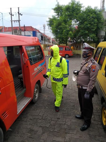 Polres Gresik Semprot Disinfektan Di Terminal Bus Maulana Ibrahim