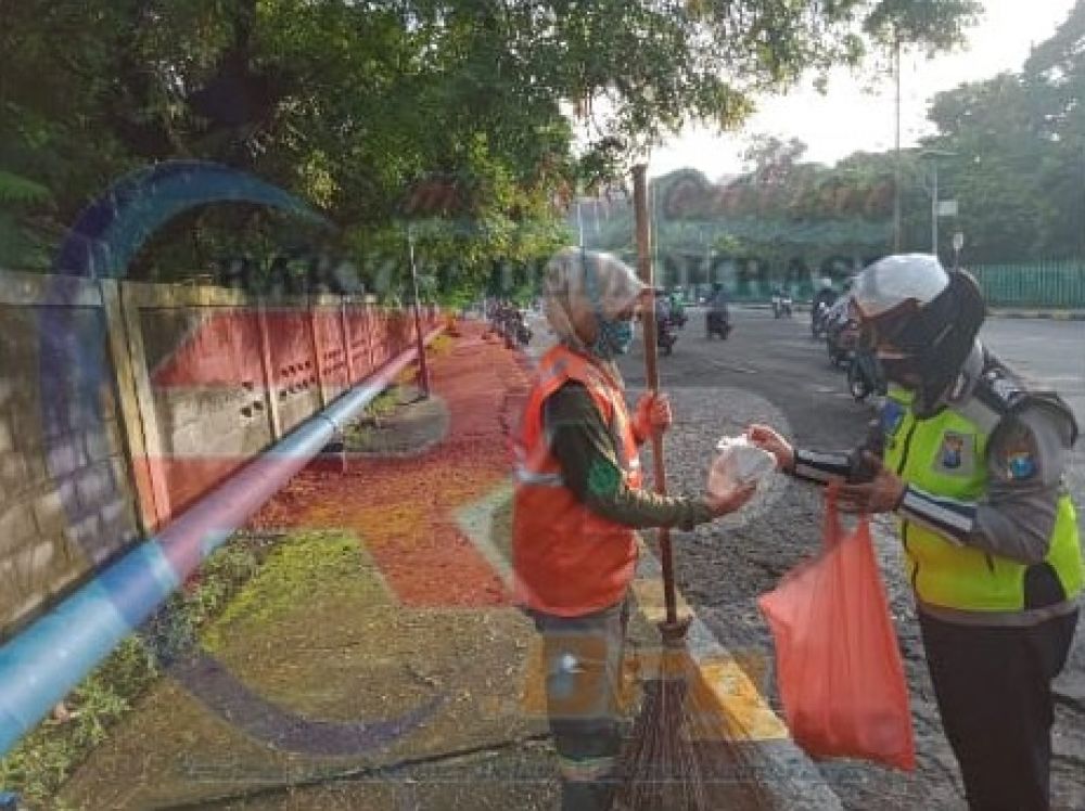 Srikandi Polres Gresik Gelar Baksos, Sasar Masyarakat Terdampak Covid