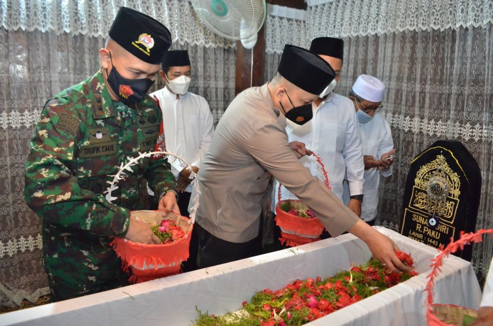 Peringati HUT Kota Gresik Ke-534, Kapolres & Forkopimda Ziarah Ke Wali