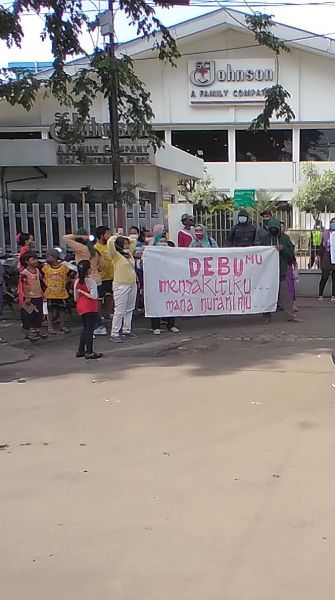 Hujan Debu Belum Ada Solusi, Warga Rungkut Kidul Demo Sejumlah Pabrik