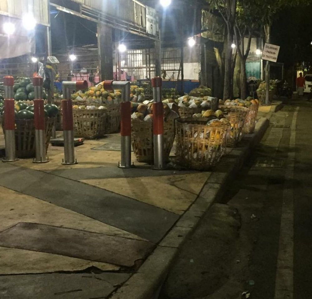 Bikin Macet, Warga Keluhkan Pedagang Buah Di Pendestrian Tanjungsari