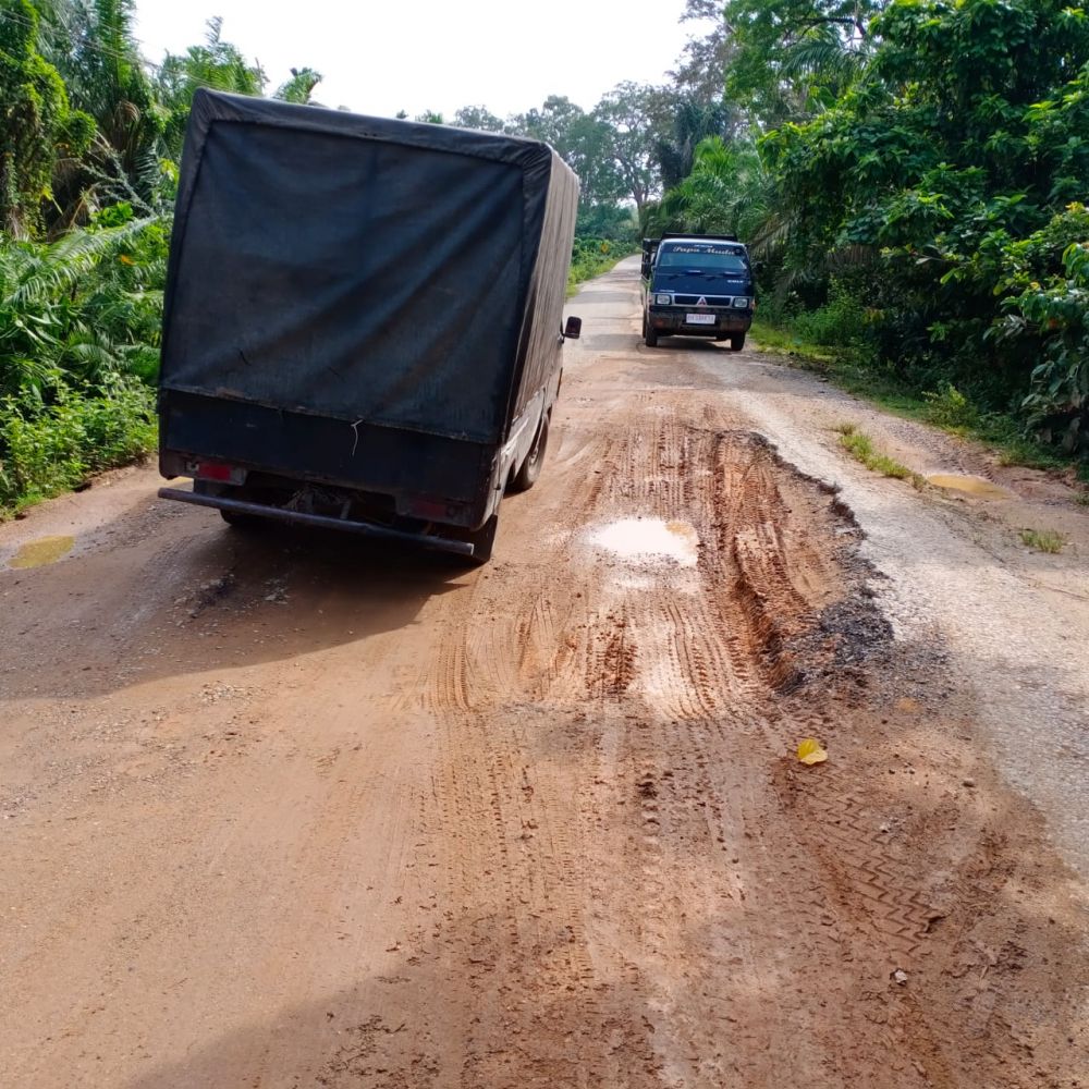 Menyedihkan, Akses Jalan 3 Desa Di Tebo Ini  Penuh Lubang Besar