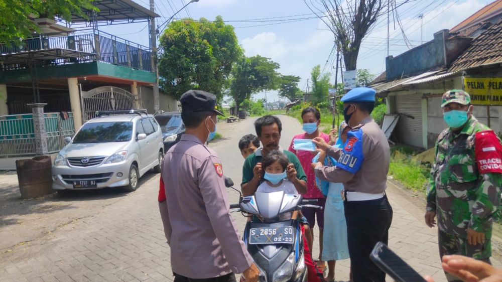 Optimis Gresik Zona Hijau, Polsek Wringinanom Bagikan Masker