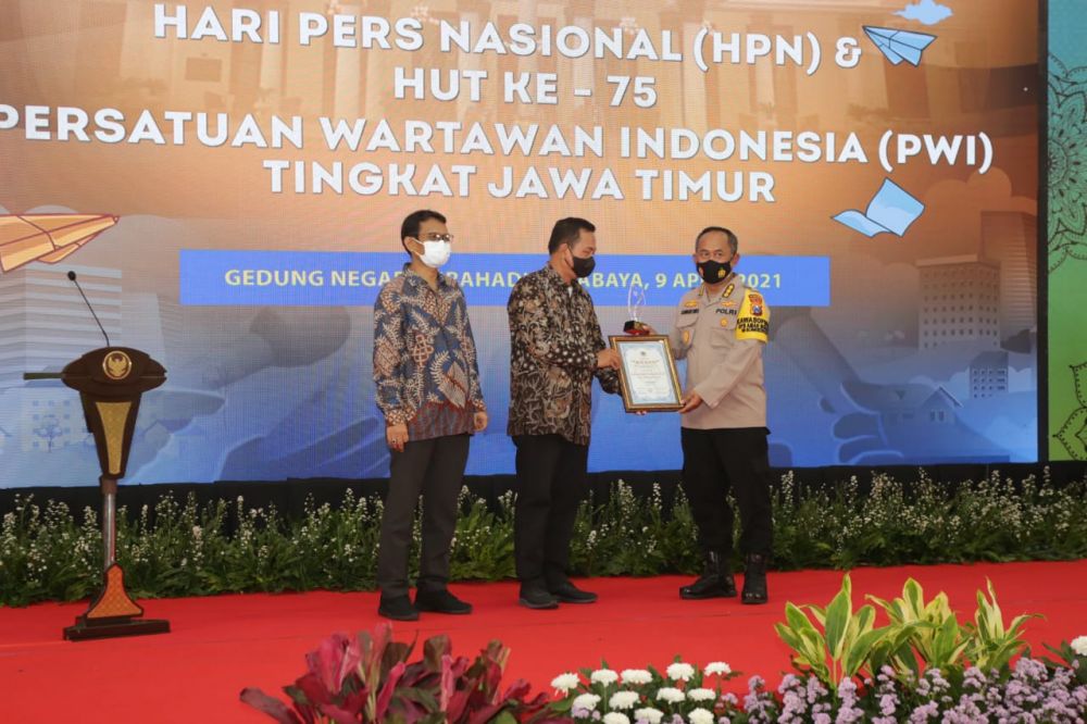 Kapolda Terima Penghargaan PWI Jatim Award Kategori Spesial Award