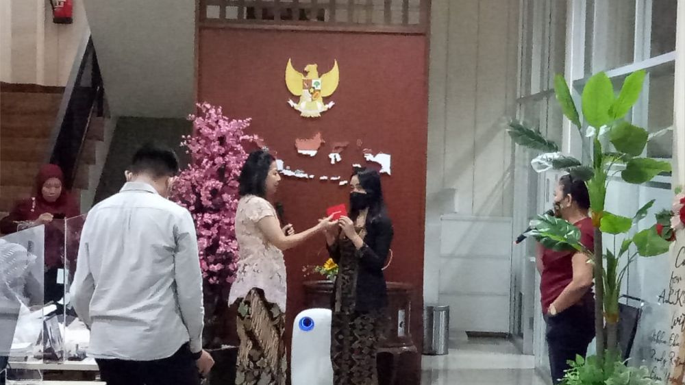Peringati Hari Kartini, Notaris Anita Berbagi Angpao Untuk Karyawan