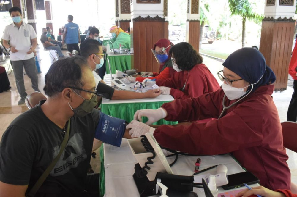 Ratusan Buruh Sidoarjo Peringati May Day Dengan Suntik Vaksin Covid-19