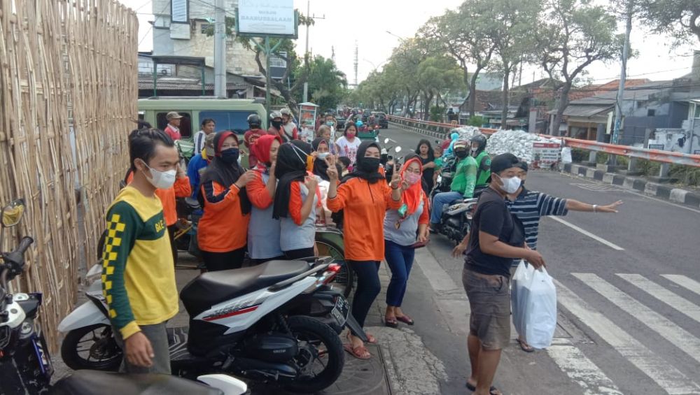 PKK RT 05 RW 05 Kelurahan Banyu Urip, Berbagi Ta'Jil Di Jalan