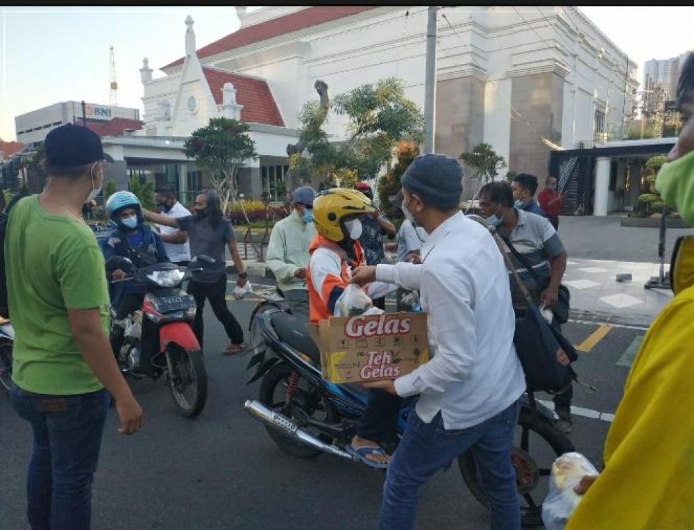 Wartawan Pokja DPRD Surabaya, Bagikan 200 Paket Takjil