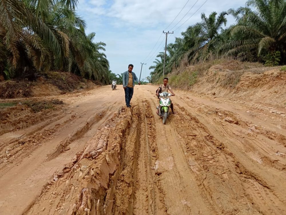 Jalan Berlumpur, Masyarakat Serai Serumpun Tagih Ucapan Bupati Tebo