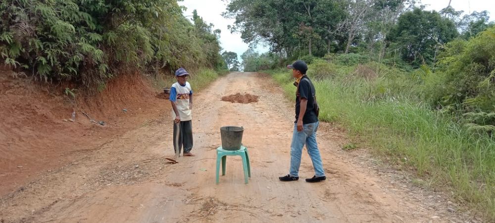 Kisah Kakek Bakar, Pria Renta Berjiwa Muda Penambal Jalan..