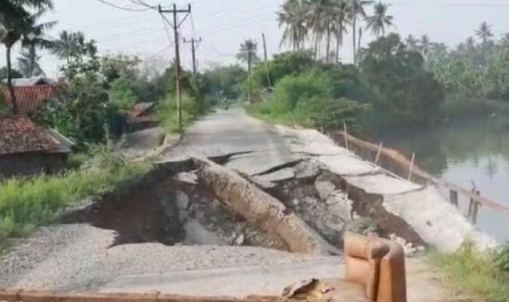 Jalan Tanggul Cisadene Ambles, Masyarakat Diminta Cari Alternatif Lain