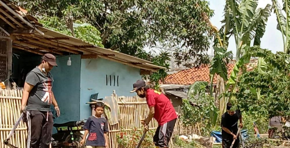 Peringati HUT RI Ke-76, PSM Bersama Warga Sepatan Bersih Bersih TPU