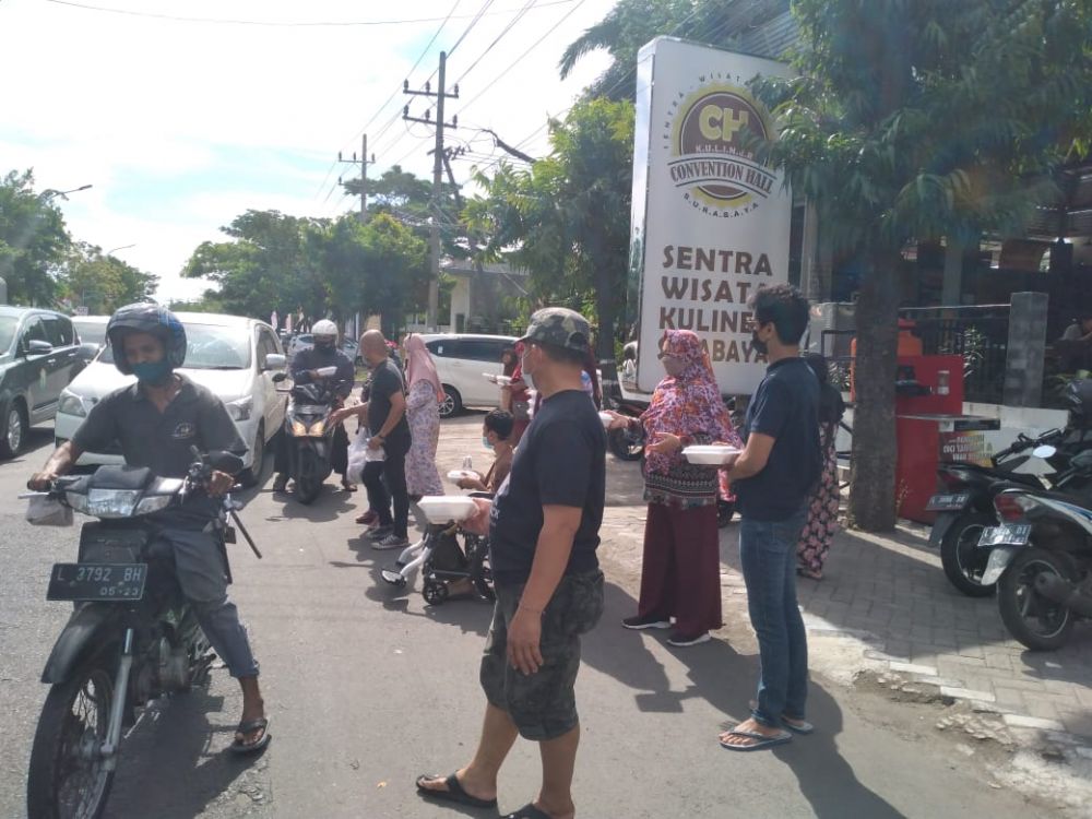 Jumat Berkah, IKD Berbagi Nasi Kotak Di Depan CH Kuliner Surabaya