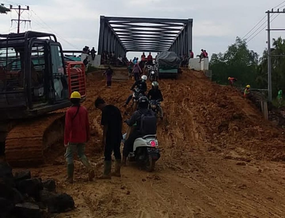 Pembangunan Oprit Jembatan Sugeng, Dikeluhkan Pengguna Jalan